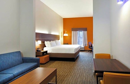 Lake Wales Hotel | 2-Star Hotel ∙ Holiday Inn Express Lake Wales North-Winter Haven, an IHG Hotel