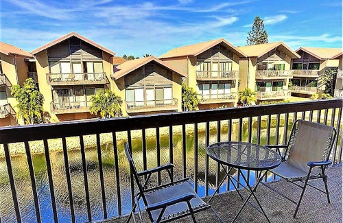 Siesta Key Condo | 2B/2B 1400sf Siesta Key Townhouse With Parking Garage Across From Public Beach