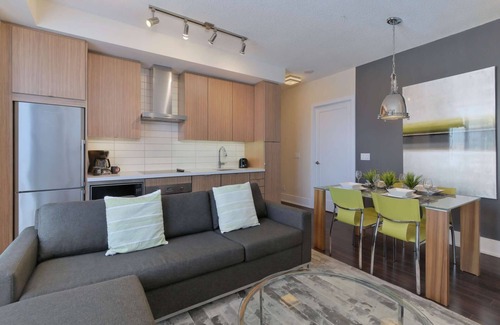 Toronto Entertainment District Apartment | 3 Bedroom/2 Bathroom Suite