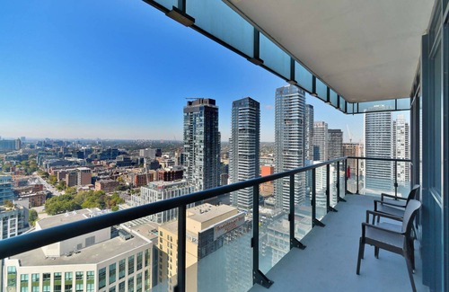 Toronto Entertainment District Apartment | 3 Bedroom/2 Bathroom Suite