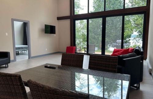 Lakefield House | 3-bedroom Lakefront Villa #9