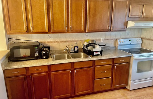 Cooksville House | 3 bedroom townhome, close to square one, airport, and downtown
