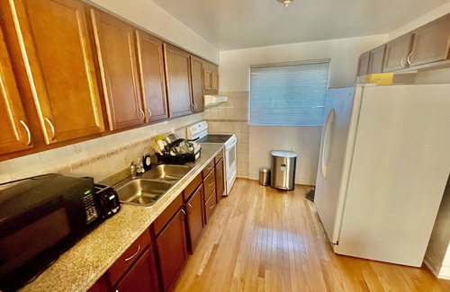 Cooksville House | 3 bedroom townhome, close to square one, airport, and downtown