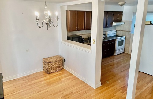 Cooksville House | 3 bedroom townhome, close to square one, airport, and downtown