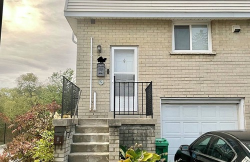Cooksville House | 3 bedroom townhome, close to square one, airport, and downtown