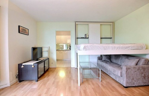 Suresnes Apartment | 30 m² Apartment ∙ 2 guests