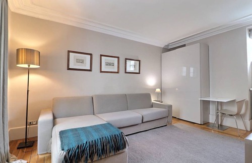 Neuilly-sur-Seine Apartment | 30 m² Apartment ∙ 2 guests