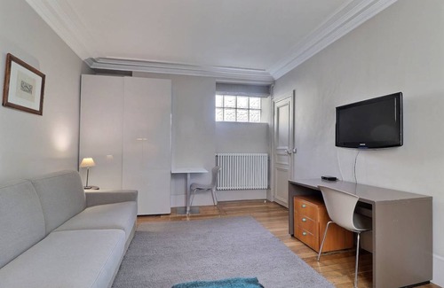 Neuilly-sur-Seine Apartment | 30 m² Apartment ∙ 2 guests