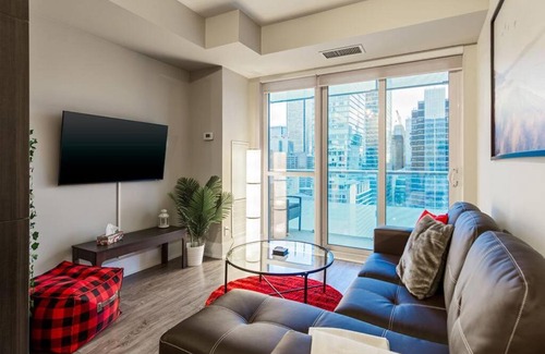 Toronto Entertainment District Apartment | 31st Floor 2BR-2Bath, Free Parking, CN TOWER VIEW!