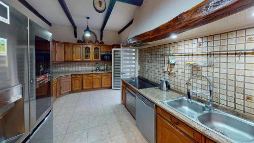 Stains House | 380 m² House ∙ 1 bedroom ∙ 11 guests