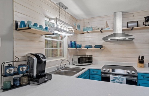 Holiday Beach House | 3bd 2 ba Home | Hot Tub | Pet Friendly | Fire Pit