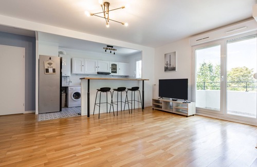 Petit Nanterre Apartment | 3BR Appartment: Garden View, Prem Amenities, Free Parking - 10 Min to Central