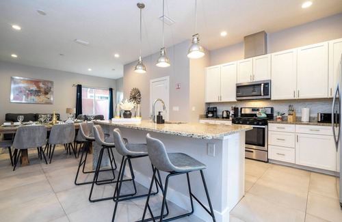 Crestwynd Bay House | 4 King Suites - 5 min to Disney