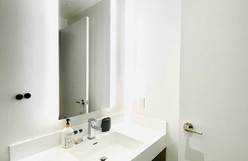 Bay Cloverhill Condo | 50th Floor Luxury Yorkville Condo w Free Parking