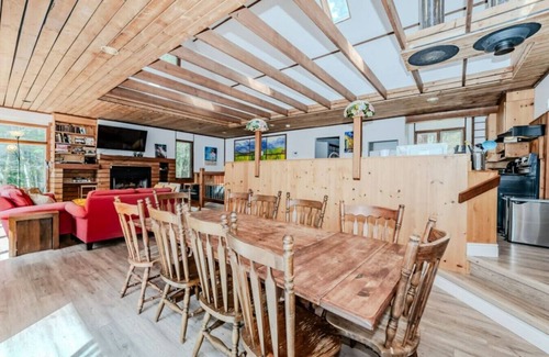 Muskoka Lakes Cottage | 5BR Family Lakefront Cottage, Walk to Bala!
