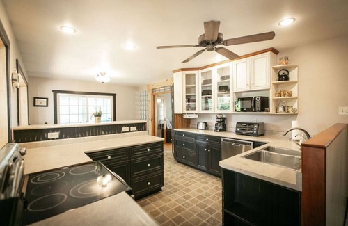 Mono House | 5BR Riverfront Retreat w/Firetable, BBQ, and Deck