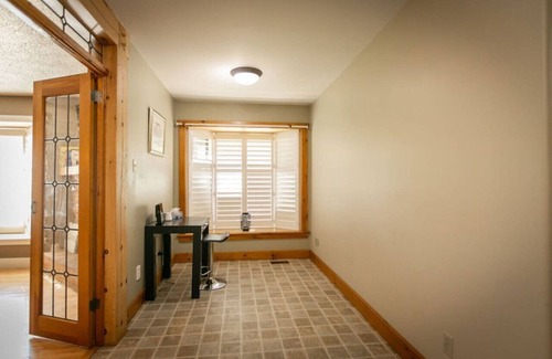 Mono House | 5BR Riverfront Retreat w/Firetable, BBQ, and Deck