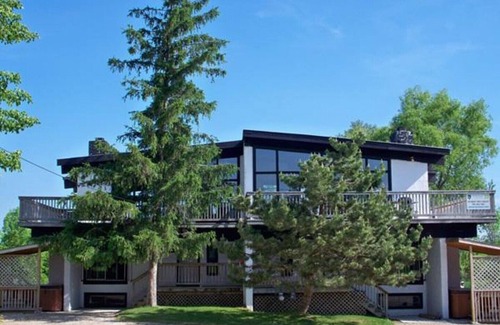 The Blue Mountains Ski Chalet | 6 bdrm Cottage@Blue Mountain, Private Beach Access, Hot Tub/BBQ/Petfriendly