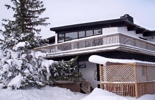 The Blue Mountains Ski Chalet | 6 bdrm Cottage@Blue Mountain, Private Beach Access, Hot Tub/BBQ/Petfriendly