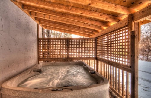 The Blue Mountains Ski Chalet | 6 bdrm Cottage@Blue Mountain, Private Beach Access, Hot Tub/BBQ/Petfriendly