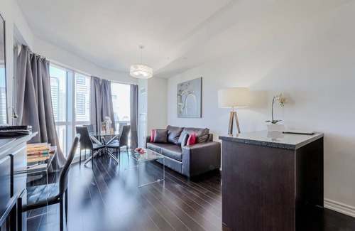 Bay Street Corridor Apartment | 71 m² Apartment ∙ 3 bedrooms ∙ 6 guests