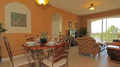 Windsor Hills House | 7660 Comrow #303