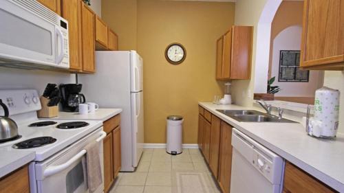 Windsor Hills House | 7660 Comrow #303