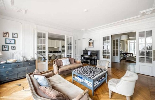 17th Arrondissement Apartment | 8 people flat inside Paris