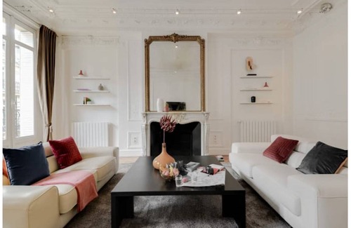 Champs-Elysees Apartment | 94 m² Apartment ∙ 1 bedroom ∙ 2 guests