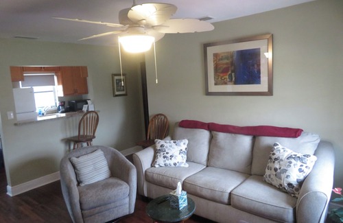 Lakeland House | A Cozy Home Minutes to I-4 Expressway to Tampa and Orlando. Welcom Longterm book