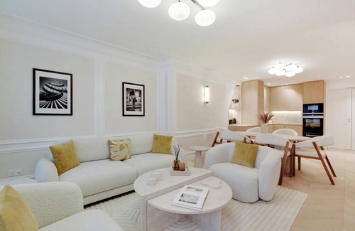 Quartier du Faubourg-Montmartre Apartment | A PERFECT BLEND OF LUXURY AND COMFORT JUST STEPS FROM THE ICONIC OPÉRA GARNIER