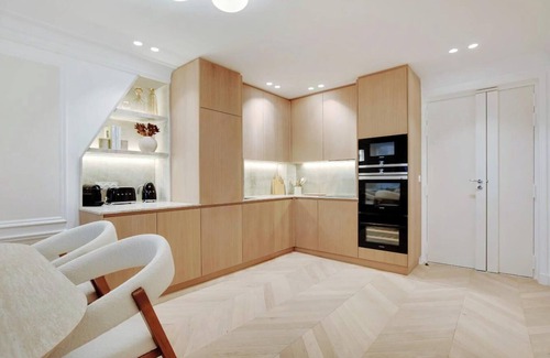 Quartier du Faubourg-Montmartre Apartment | A PERFECT BLEND OF LUXURY AND COMFORT JUST STEPS FROM THE ICONIC OPÉRA GARNIER