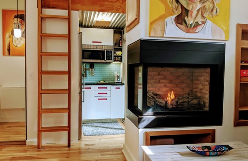 Fashion District Apartment | Adorable mini-house in heart of Trinity Bellwoods