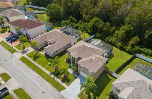 Crescent Lakes House | Afternoon Delight - 6BR Villa with Private Pool and Backyard