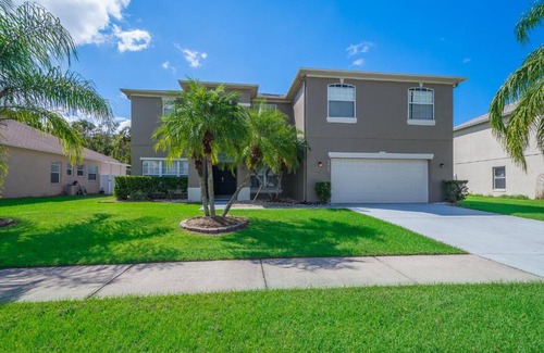 Crescent Lakes House | Afternoon Delight - 6BR Villa with Private Pool and Backyard