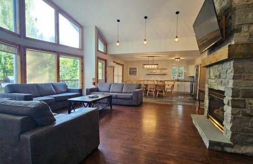 The Blue Mountains Ski Chalet | All-Season 8BR Vacation Chalet