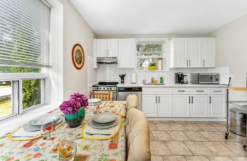 Burlington Apartment | Apartment ∙ 2 bedrooms ∙ 4 guests