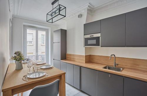 Saint-Merri Apartment | Apartment beaubourg by Studio prestige