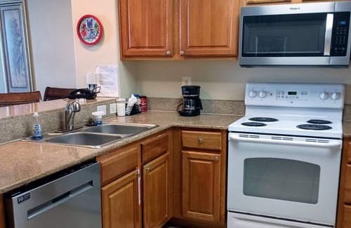 Florida Central Atlantic Coast Condo | AVAILABLE TODAY-OCT 5 POOL LAKE DISNEY FIREWORK VIEW 9:30 PM LOVELY 1 BDR 2 BTH