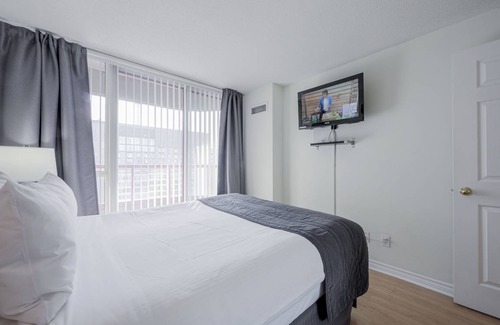 Bay Street Corridor Apartment | Bay St. Penthouse 1 Bedroom 1 Bathroom condo Sleeps 4 Walk to Sick Kids Hospital