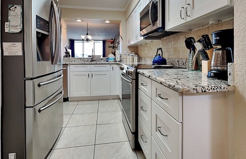 St. Petersburg Condo | Bay View Condo - Balcony Dining, Resort Pool + Hot Tub Access