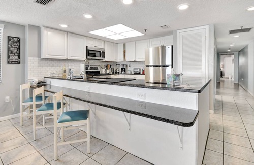 Madeira Beach Condo | BEACH LOUNGES AND UMBRELLA SERVICE INCLUDED! VALUE 200 DOLLARS PER WEEK