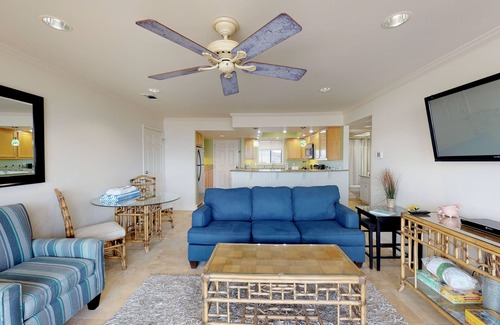 Holiday Isle Condo | Beachfront condo with shared pool, hot tub, & fitness center + beach access