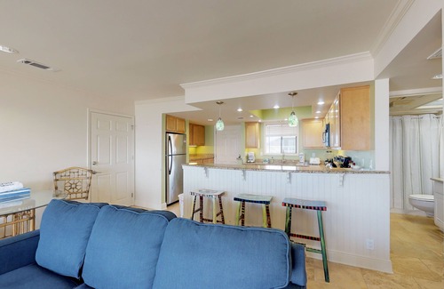 Holiday Isle Condo | Beachfront condo with shared pool, hot tub, & fitness center + beach access