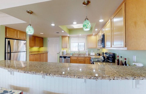 Holiday Isle Condo | Beachfront condo with shared pool, hot tub, & fitness center + beach access