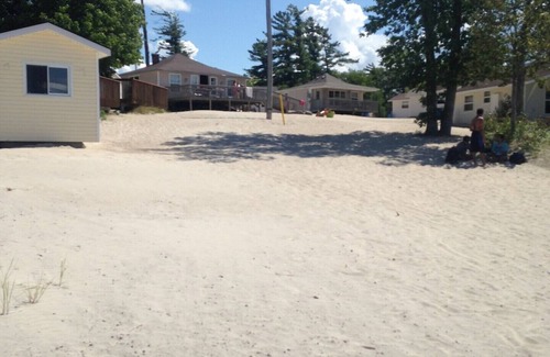Wasaga Beach Cottage | BEACHFRONT COTTAGE IN WASAGA BEACH - SANDPIPER BEACH RESORT - COTTAGE # 6