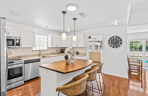 Melbourne Beach House | Beautiful Beachside Home – Backyard Oasis W/Fire Pit, BBQ Grills, & Pool!