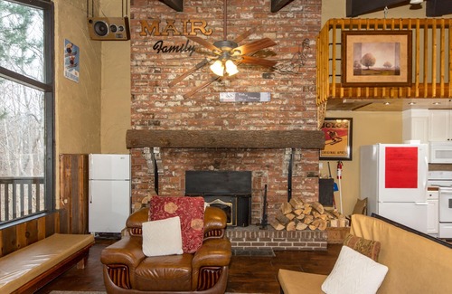 The Blue Mountains Ski Chalet | Beautiful Chalet with Deluxe Hot Tub and Sauna