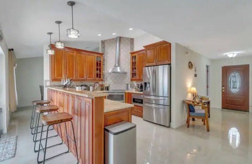 Bella Toscana Villa | Beautiful family vacation home with pool & jacuzzi10 miles from Disney!