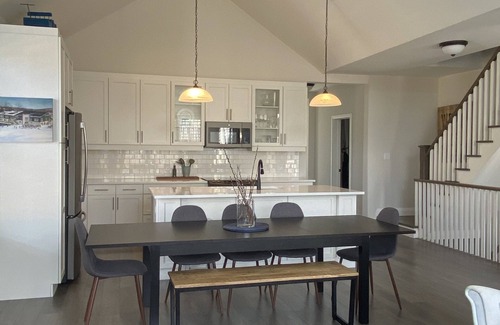 The Blue Mountains House | Blue mountain view, 4 bedroom home, steps to the village.